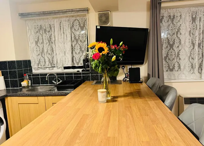 Self Contained 1 Bed Flat Next To Transport For Canary Wharf And Excel, O2 With Free Parking